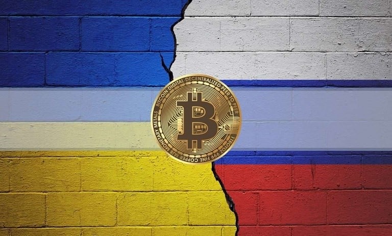 تصویر بیت کوین به همراه پرچم روسیه و اوکراین روی دیوار