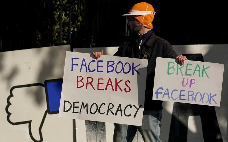معترض به نقض حریم خصوصی فیسبوک