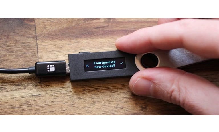 اتصال USB به سیستم برای شروع تنظیمات لجر